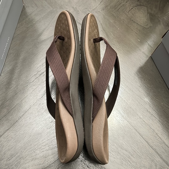 Vionic Wave Toe Post Sandal with Concealed Orthotic Arch Support - Picture 4 of 10